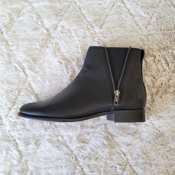 Frye Carly Zip Chelsea Boots. Women's 8.5. Black - Picture 7 of 10